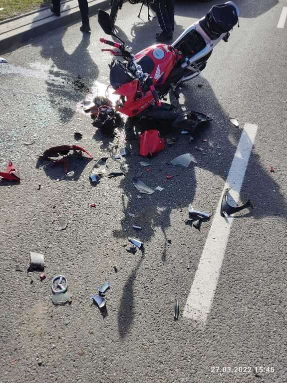 Zdjęcie kolorowe przedstawia rozbity motocykl m-ki Honda koloru czerwonego który brał udział w kolizji drogowej przy ul. Lwowskiej w Przemyślu.