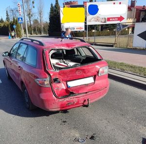 Zdjęcie kolorowe przedstawia tył pojazdu m-ki mazda koloru czerwonego który brał udział w kolizji drogowej przy ul. Lwowskiej w Przemyślu