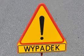 Zdjęcie przedstawia znak drogowy  w kształcie trójkąta w żółtym kolorze z czerwona oblamówką. W środku znaku znajduje się znak interpunkcyjny „wykrzyknik” w kolorze czarnym .Pod znakiem widnieje napis w czarnym kolorze „WYPADEK” na żółtym tle.