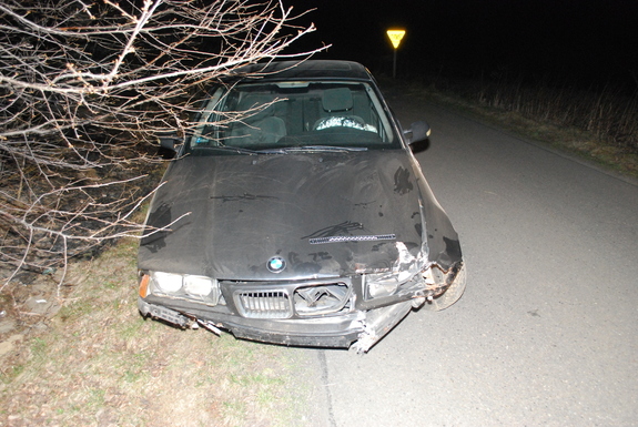 zdjęcie kolorowe wykonane w porze nocnej-przedstawia samochód m-ki BMW w kolorze czarnym po kolizji drogowej w miejscowości Fredropol