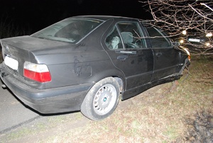 zdjęcie kolorowe wykonane w porze nocnej-przedstawia samochód m-ki BMW w kolorze czarnym po kolizji drogowej w miejscowości Fredropol