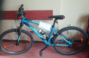 Zdjęcie kolorowe –przedstawia rower górski w kolorze niebieskim.