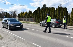 Policjanci na drodze podczas kontroli drogowej