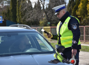 Policjant sprawdza trzeźwość kierującego pojazdem