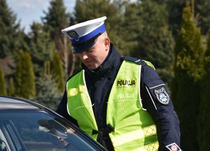 Policjant sprawdza trzeźwość kierującego