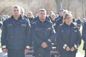 Policjanci i przedstawiciele służb mundurowych podczas Drogi Krzyżowej