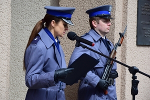 Policjantka przy mikrofonie (po lewej). W tle policjant.