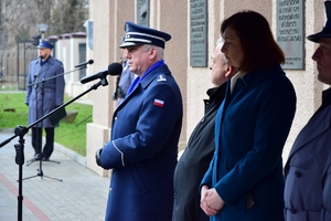 Komendant Wojewódzki Policji w Rzeszowie (po lewej) i zaproszeni goście