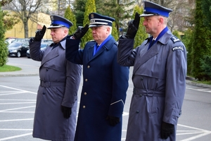 Komendant Wojewódzki Policji w Rzeszowie wraz z zastępcami oddają honory pod tablicą pamiątkową.