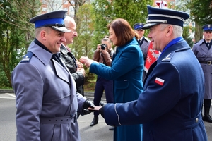 Komendant Wojewódzki Policji w Rzeszowie wraz z Wojewodą Podkarpackim wręczają odznaczenia wyróżnionym osobom.