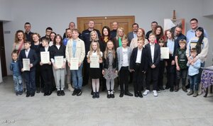 Laureaci konkursu "Śnieżny dekalog". Na zdjęciu nagrodzeni uczestnicy wspólnie opiekunami i policjantami