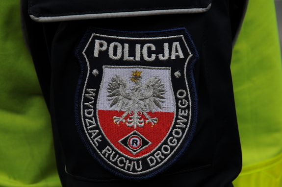 zdjęcie poglądowe, &quot;naszywka&quot; policyjna na rękawie policjanta z emblematem i napisem WYDZIAŁ RUCHU DROGOWEGO