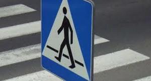 Zdjęcie przedstawia przejście dla pieszych(zebra) a nad pasami widoczny znak informacyjny D-6
