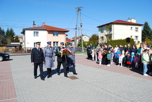 Delegacja służ mundurowych składająca kwiaty. W kolejności od lewej przedstawiciel Straży Miejskiej, Komendant Komisariatu Policji , niosący kwiaty przedstawiciel ochotniczej straży pożarnej i Komendant miejski Policji w Rzeszowie.