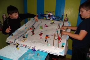 Na środku zdjęcia makieta toru narciarskiego, po jej lewej i prawej stronie stoja dwaj chłopcy - Dawid i Tomasz Pichla - laureaci konkursu