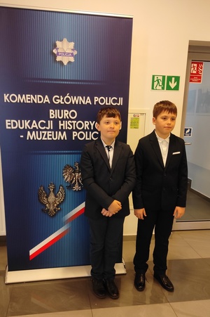 Laureaci konkursu Dawid i Tomasz Pichla na tle rolapa z napisem Komenda Główna Policji