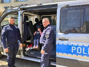 Policjanci spotkali się z dziećmi w Polańczyku. Na zdjęciach policjanci z psem służbowym, patrol konny i policyjne radiowozy