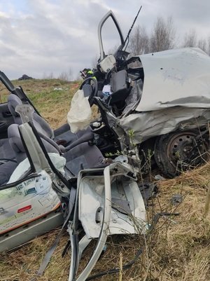 Na zdjęciu widać wrak samochodu biroącego udział w wypadku