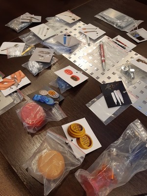 zawartość profilaktycznej walizki narkotykowej na stole podczas szkolenia
