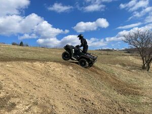 Wspólne ćwiczenia na quadach i pojazdach buggy. Zdjęcia przedstawiają policjantów i strażaków rybackich ćwiczących umiejętności jazdy na quadach oraz udzielania pierwszej pomocy.