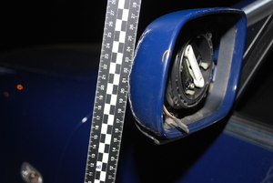 Zdjęcie kolorowe wykonane w porze nocnej-przedstawia uszkodzone lusterko w samochodzie pojazd –m-ki volkswagen.