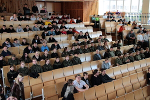 Na zdjęciu znajduje się młodzież siedząca na auli szkolnej