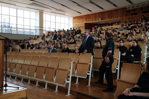 Na zdjęciu znajdują się uczestnicy konferencji w auli szkolnej