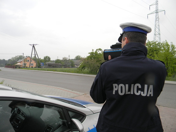 Policjant trzymający miernik prędkości