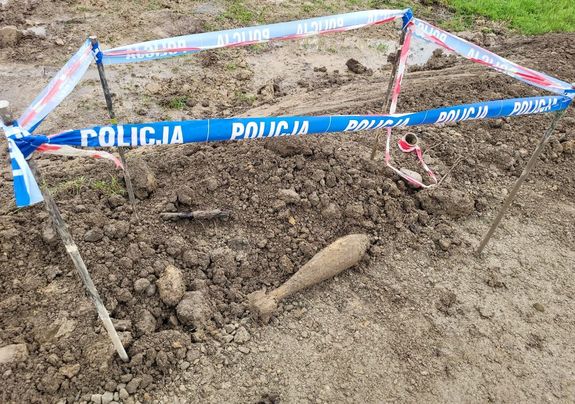 Miejsce odnalezienia granatu moździerzowego zabezpieczone taśmą z napisem Policja