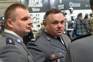 W centrum kadru Zastępca Komendanta Wojewódzkiego Policji w Rzeszowie podczas rozmowy z policjantami.