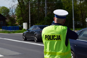 Policjant ruchu drogowego dokonujący pomiaru prędkości pojazdów