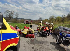 Wypadek w Izdebkach. Ratownicy medyczni i strażacy udzielający pomocy poszkodowanym w wypadku motocyklistom