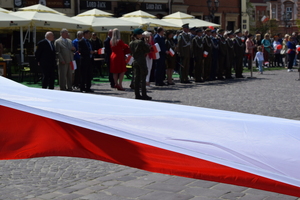 na pierwszym palnie flaga biało czerwona
