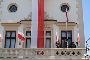 wciąganie flagi na balkonie ratusza w Rzeszowie