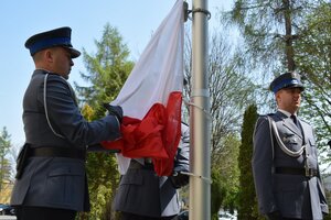 policjanci wciągający flagę na maszt