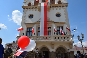 wciąganie flagi na maszt na balkonie ratusza w Rzeszowie