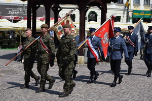 uroczystości na rynku z okazji Dnia flagi uczestnicy przemarszu