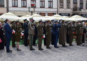 uczestnicy obchodów Dnia Flagi na rzeszowskim rynku