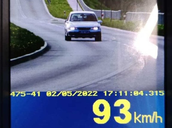 zdjęcie przedstawia jadący drogą samochód oraz wskazanie prędkości laserowego miernika