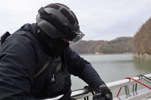 Szkolenie policjantów z żołnierzami na zaporze i Jeziorze Solińskim. Policyjne łodzie, funkcjonariusze i żołnierze