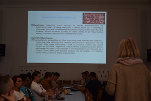 uczestnicy spotkania w auli Komendy Wojewódzkiej Policji w Rzeszowie