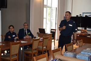 uczestnicy spotkania w auli Komendy Wojewódzkiej Policji w Rzeszowie