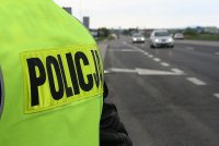 Policjant ruchu drogowego pełni służbę przy drodze na terenie powiatu tarnobrzeskiego