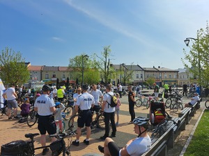 na fotografii patrol rowerowy na mieleckim rynku wraz z innymi uczestnikami rajdu