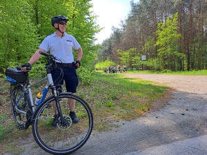 na fotografii policjant na rowerze podczas zabezpieczenia rajdu