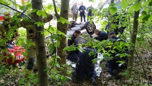 Miejsce zdarzenia drogowego w Kolbuszowej Dolnej. Na zdjęciu policjanci udzielający pomocy poszkodowanej kobiecie.