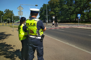policjanci obserwujący okolice przejścia dla pieszych
