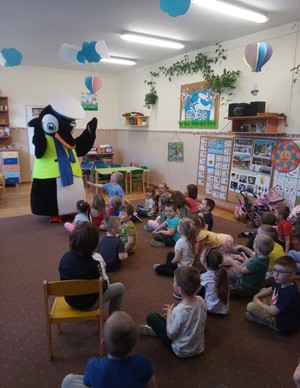 Maskotka Pingwin podczas spotkania z dziećmi