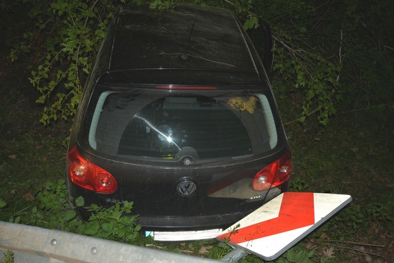 Zdjęcie kolorowe wykonane w porze nocnej przedstawia miejsce zdarzenia drogowego w miejscowości Huwniki oraz samochód marki Volkswagen Golf w granatowym kolorze tuż po zdarzeniu
