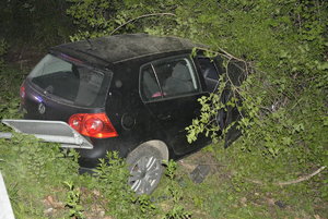 Zdjęcie kolorowe wykonane w porze nocnej przedstawia miejsce zdarzenia drogowego w miejscowości Huwniki oraz samochód marki Volkswagen Golf w granatowym kolorze tuż po zdarzeniu